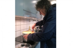 Linda värmer soppa