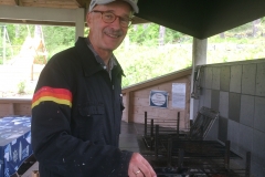 Bertil grillar korv