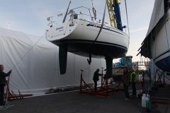 Segelbåt lyfts på plats