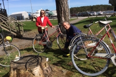 Monica och Christer vårrustar cyklarna