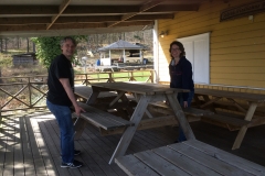 Eva och Mats flyttar ut borden